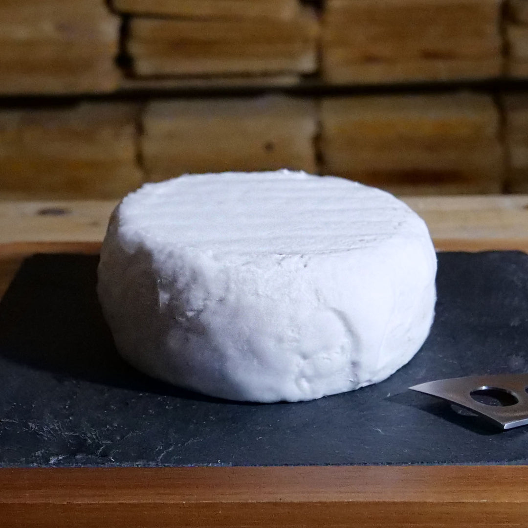 Tomme de Bagnes-Käse mit blumiger Kruste